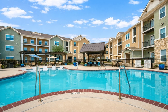 Building Photo - Heights at Converse