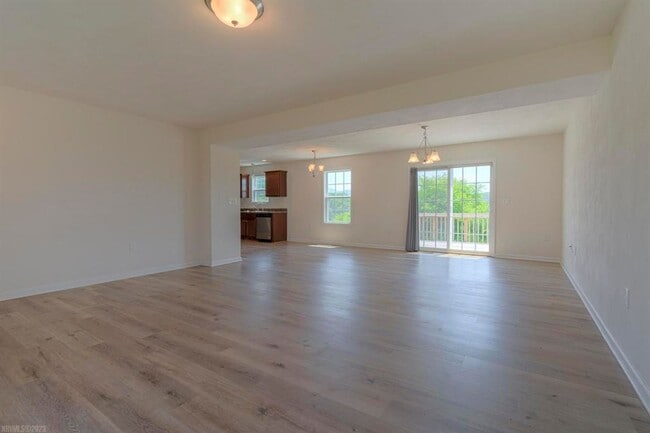 Building Photo - Pembroke, 3 BR / 2.5 BA, Available 9/5