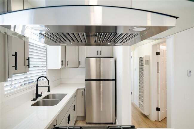 Foto del edificio - BELLA APARTMENTS: Beautiful 1 Bed - 1 Bath...