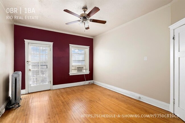 Building Photo - Bright Studio in the Heart of the City!