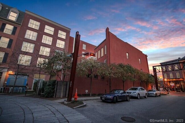 Building Photo - 137 Washington St