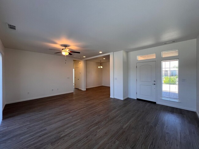 Building Photo - Silverland Estates 3 Bedroom 2 Bathroom Ho...