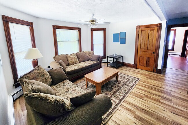 Large, furnished living room - 2706 Buffalo Rd