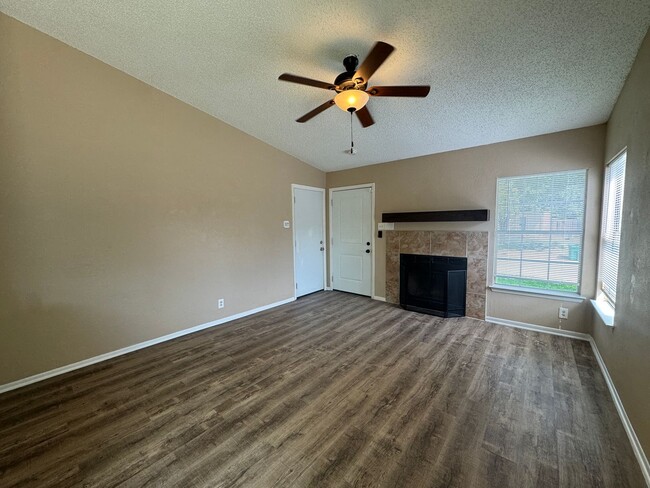 Photo - MOVE IN READY 3/2 LOCATED INSIDE 1604/CULE... House