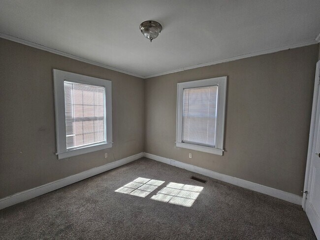 Building Photo - 2 bedroom 1 Bath Home Located in the Heart...