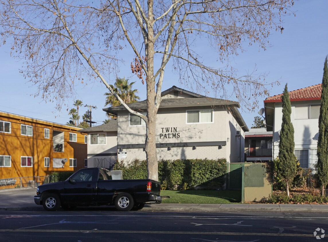 Building Photo - Twin Palms