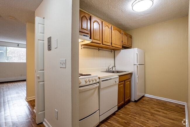 Studio, 1BA - Parker Hill Apartments