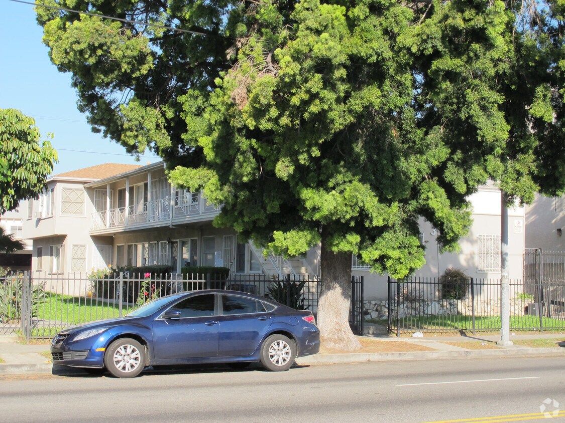 Foto del edificio - 3963-3965 S Normandie Ave