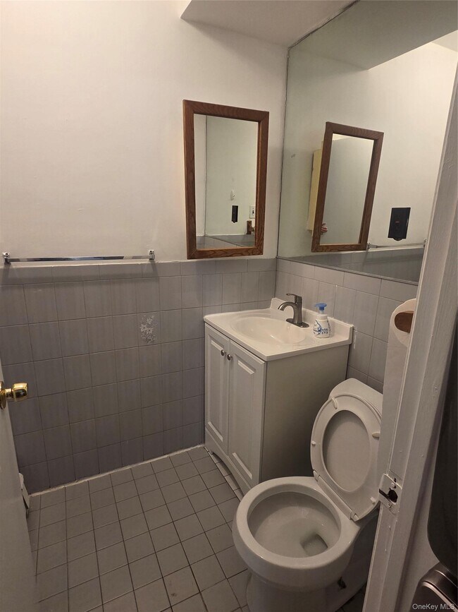 Foto del edificio - 47-44 Springfield Blvd