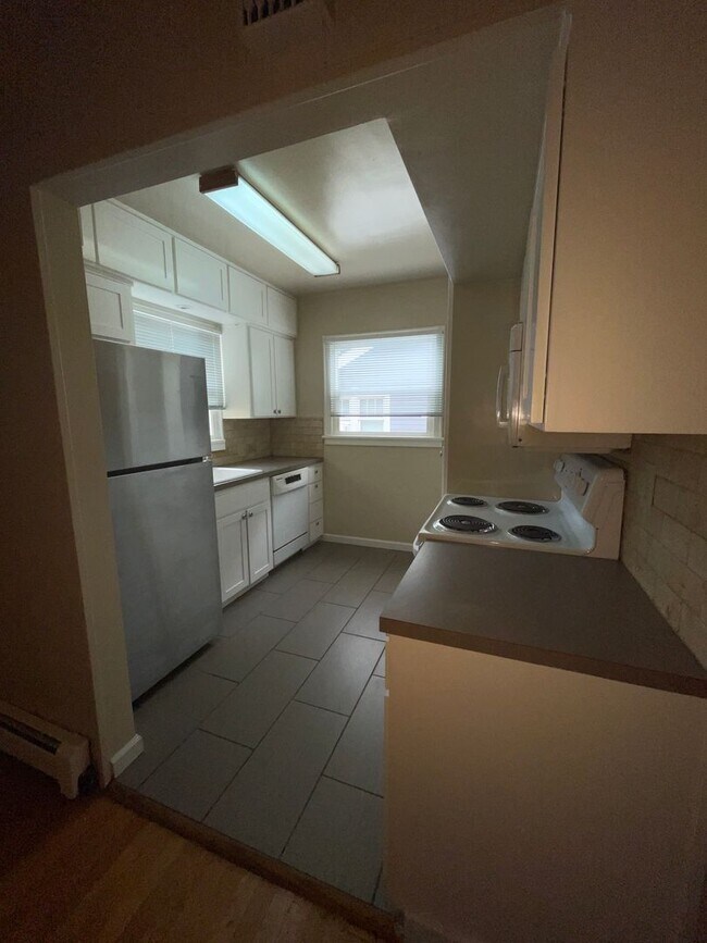 Building Photo - 3 bed 1 bath home in South Salem