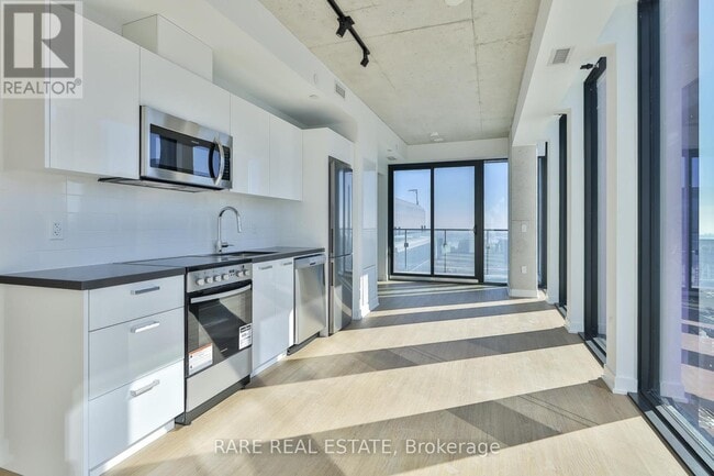 Building Photo - 284 King St E