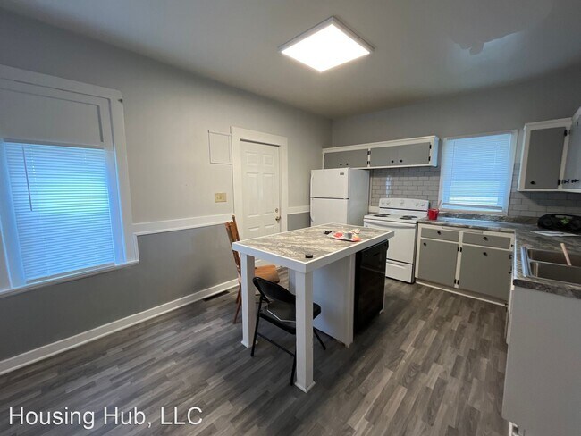 Building Photo - 4 br, 1 bath House - 840 4th St E