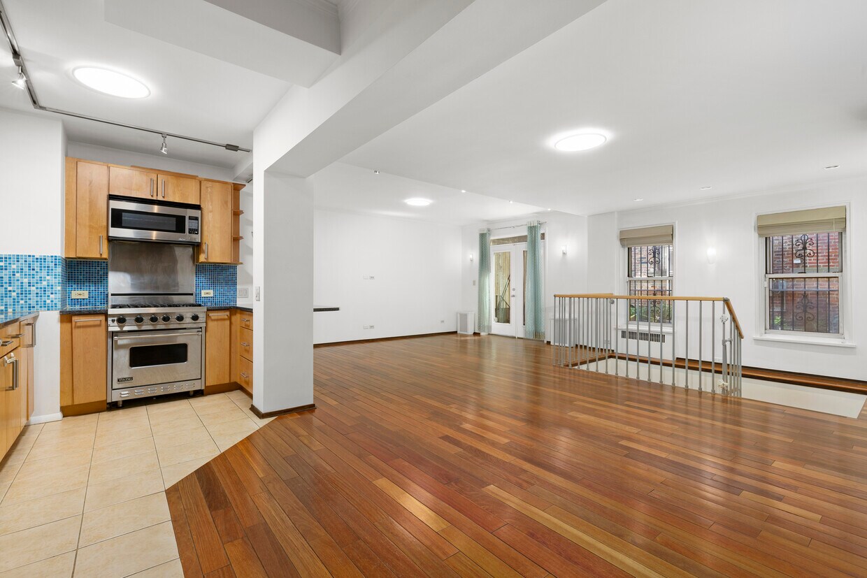 Primary Photo - 210 W 19th St