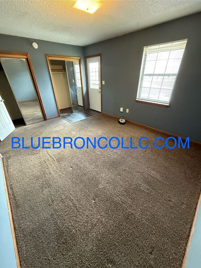 Foto del edificio - Spacious 1 bedroom apartment in Blue Springs