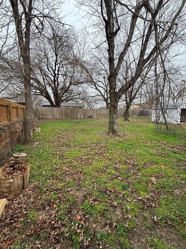 Building Photo - 3 bed 1 bath house for rent now!