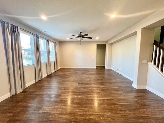 Foto del edificio - Elegant and Spacious Home with Pool & Park Views in Prime Roseville Location!