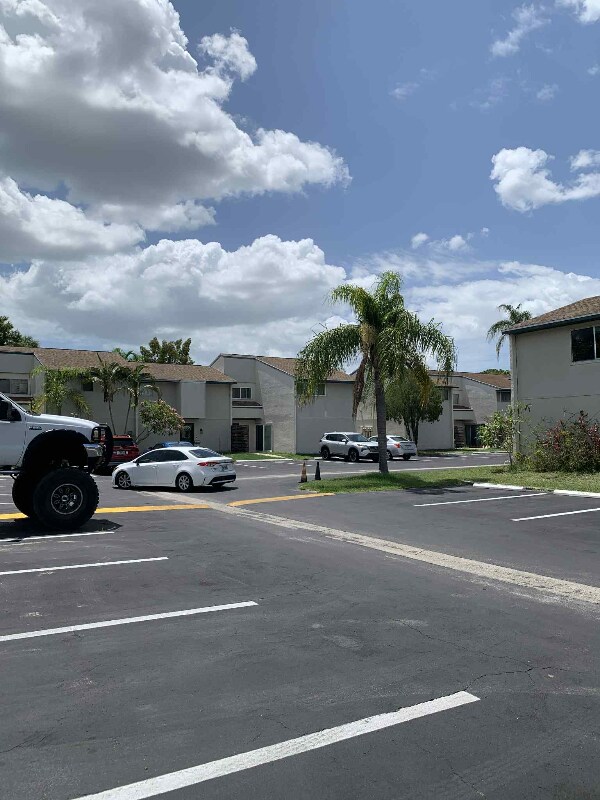 Foto del edificio - 1084 Longfellow Cir