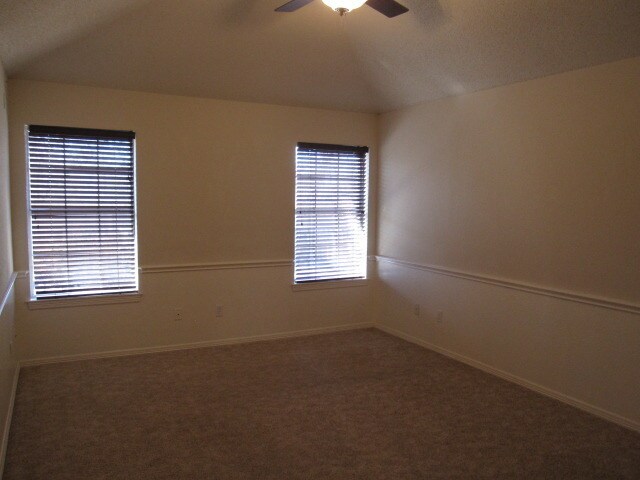 Building Photo - Beautiful three bedroom located in Briarwo...