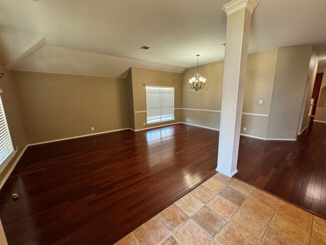 Foto del edificio - Ready For Move In! A Must See in Rogers Ranch - 4 Bedroom 2 Bath with Custom Features