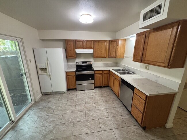 Foto del edificio - Spacious 4-Bedroom Townhome Directly Across from Greenfair Park