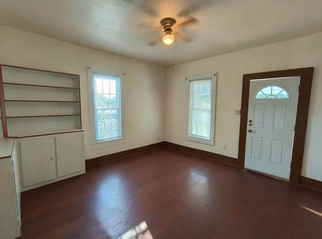 Building Photo - Charming 2 Bedroom/1.5 bathroom Home + gue...