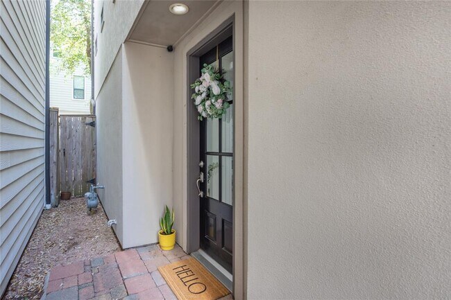 Foto del edificio - 8817 Lakeshore Bend Dr