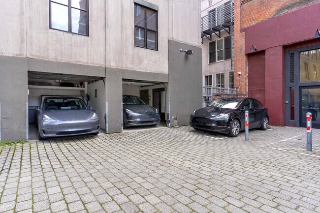 Building Photo - 657 3rd St