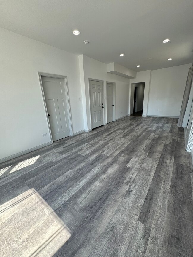 Building Photo - 1214 W 71st St