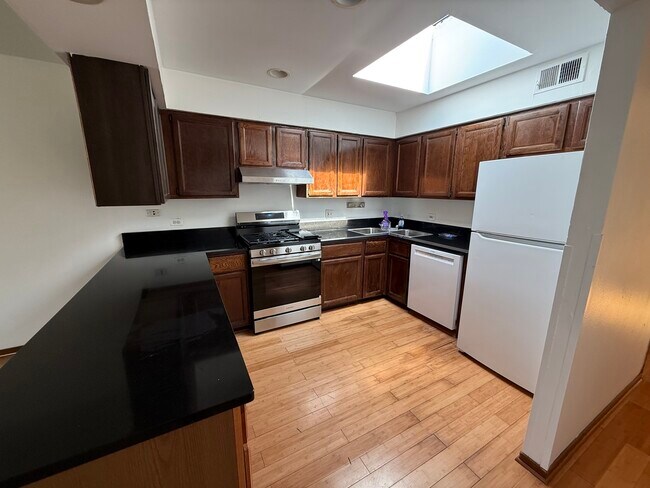 Foto del edificio - 7427 N Western Ave