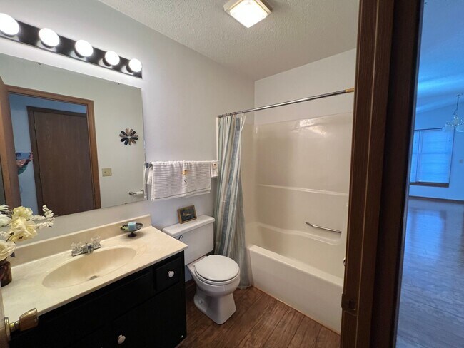 Building Photo - HOLIDAY HILLS AVAILABLE NOW! 2 BEDROOM 2 F...