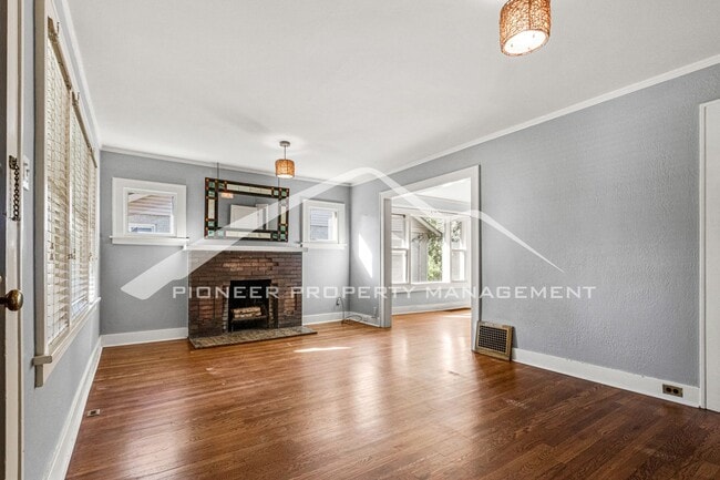 Foto del edificio - Spacious Home near Washington Park with AC!