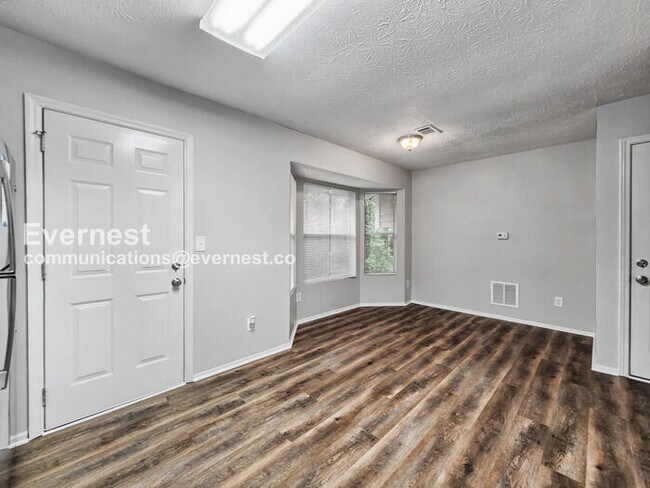 Building Photo - 3 Bed, 2 Bath Home with Garage / Pet-Friendly / Coming Soon!