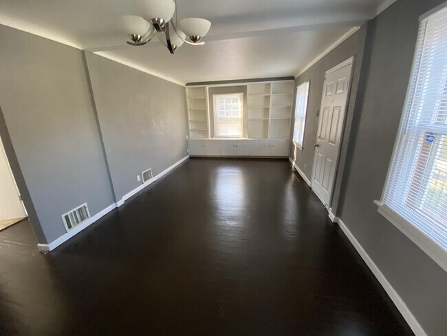 Building Photo - 9960 Valley Dr