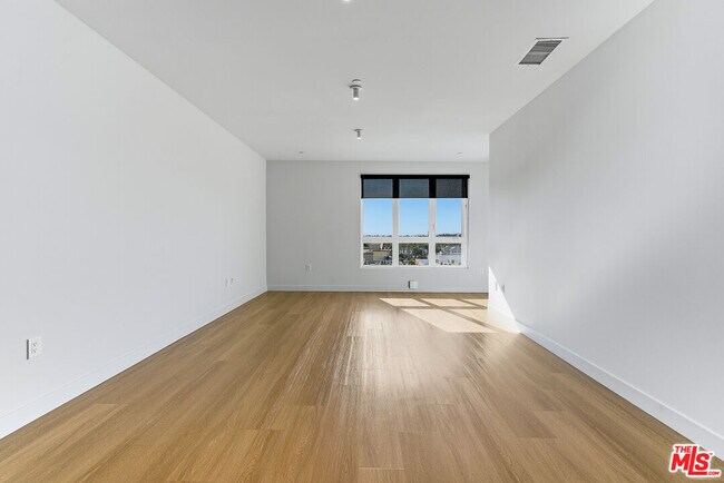 Foto del edificio - 10601 Washington Blvd