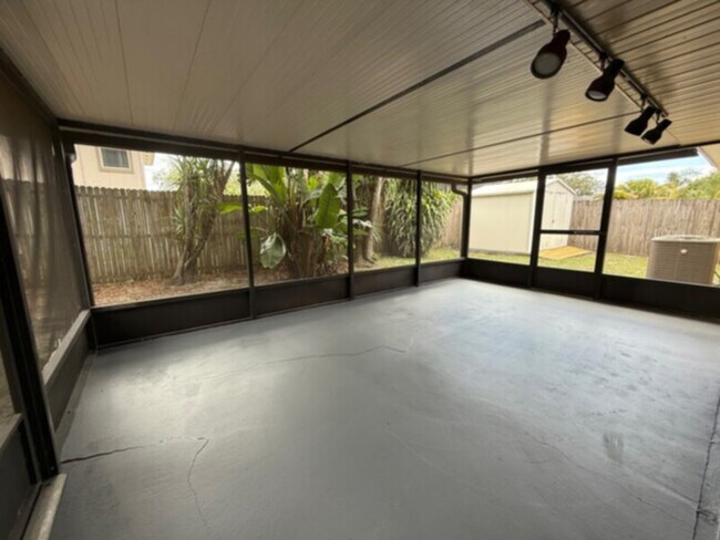 Foto del edificio - LARGE 3 Bed-Family Room-Screen Porch &amp;...