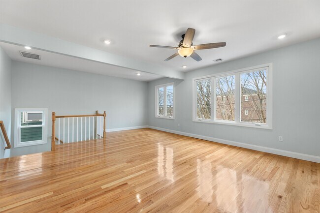 Building Photo - 184 W 49th St
