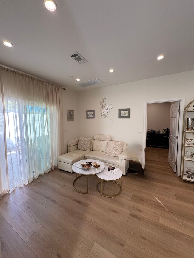 Área de estar - 15857 Stare St