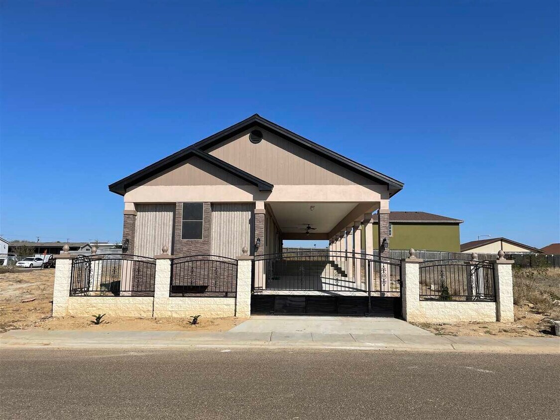 Primary Photo - 5003 El Sabinal Ln