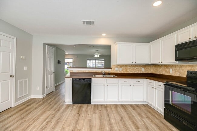 Building Photo - Lee Crossing Neighborhood, Easy access to ...