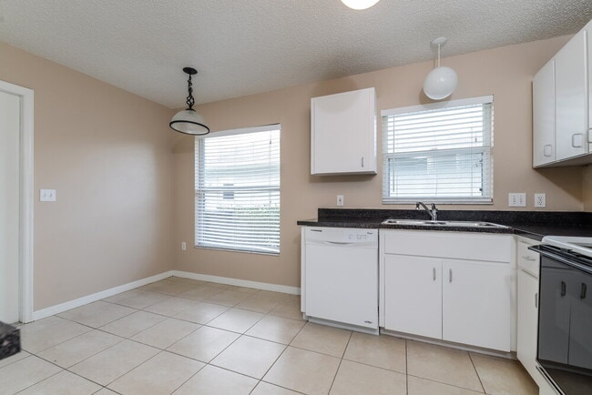 Building Photo - 1205 Oak Trace Dr