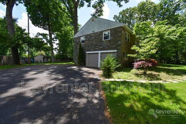 Building Photo - 1812 Hillcrest Road