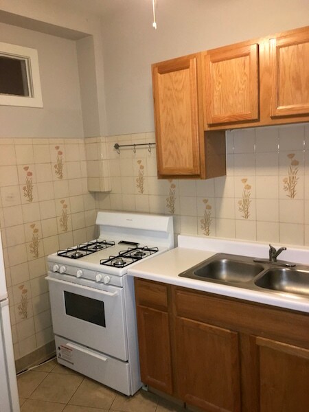 Kitchen - 2240 W Sunnyside Ave