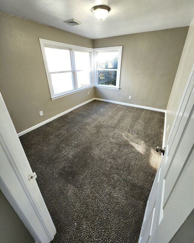 Building Photo - 4 Bedroom House Available now NW OKC