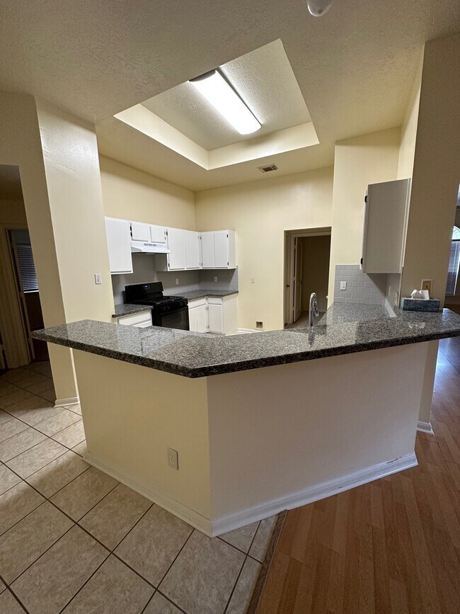 Foto del edificio - 6815 Stratford Park Dr