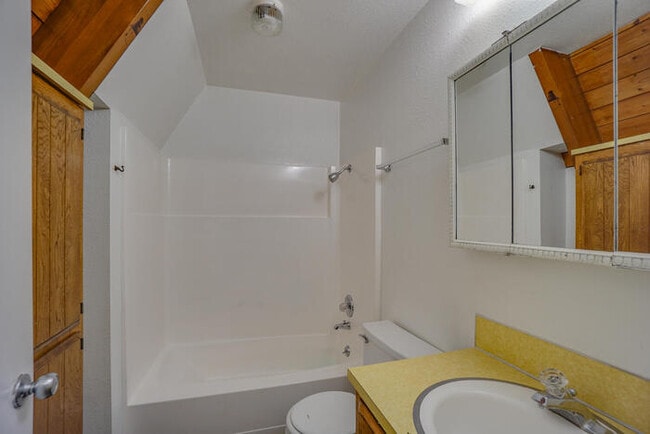 Building Photo - COUNTRY LIVING IN WASHOUGAL