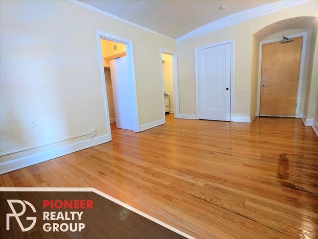 Building Photo - 556 W Arlington Pl