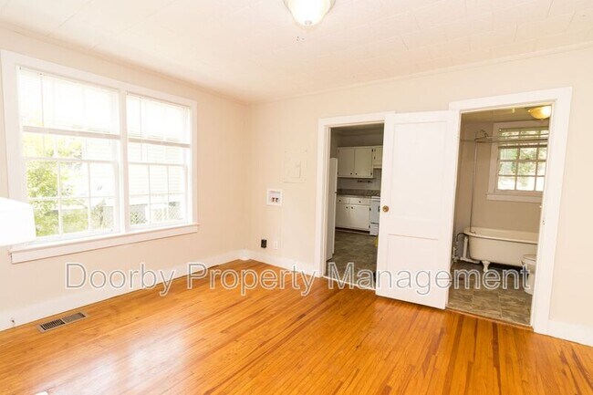 Foto del edificio - 1113 E 8th St