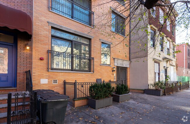 Building Photo - 158 India St