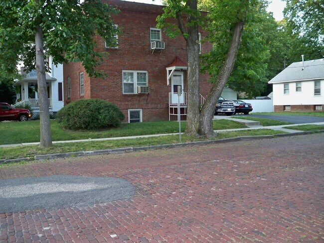 Foto del edificio - 331 W Cedar St