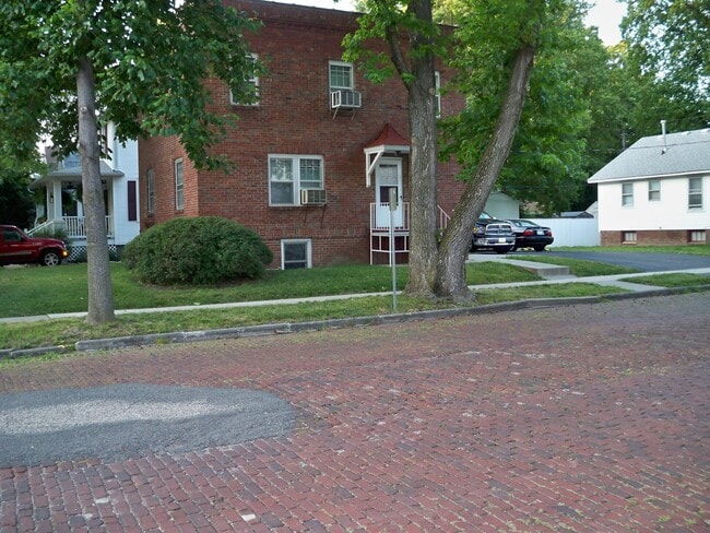 Building Photo - 331 W Cedar St